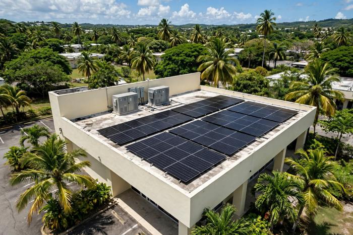 Paneles solares en el techo de un edificio comercial