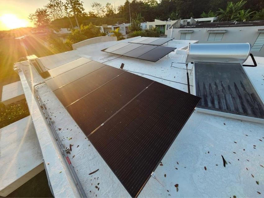 Paneles solares en techo de concreto al atardecer