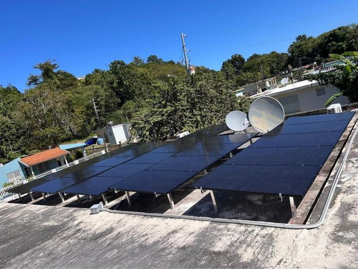 Arreglo grande de paneles en techo de concreto